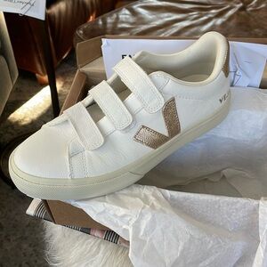 Never worn Vejas! Size 9 and super comfy!!